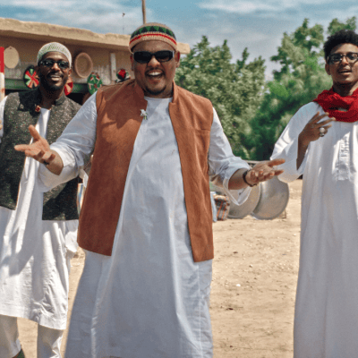 حليم تاج السر وعصام ساتي وعلي نصر الدين يتعاونون في عمل يمزج الغزل بالفلكلور السوداني بعنوان ‘سادة لون خمري’