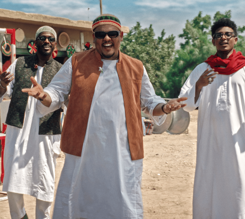 حليم تاج السر وعصام ساتي وعلي نصر الدين يتعاونون في عمل يمزج الغزل بالفلكلور السوداني بعنوان ‘سادة لون خمري’